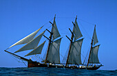Segelschiff fährt aufs Meer, Polynesien, Südsee