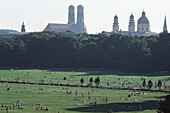 Englischer Garten mit münchner Skyline, München, Bayern, Deutschland