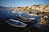 Kleine Fischerboote liegen im Hafen Canigione, Golfo di Arzachena, Sardinien, Italien