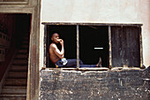 Junge am Fenster, Kuba
