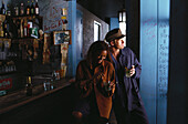 Ein Mann und eine Frau stehen in einer Bar an der Theke, Hemingway´s Bar, Bodeguita del Medio, Havanna, Kuba