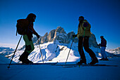 Skifahrer am Sella-Ronda unter blauem Himmel, Dolomiten, Südtirol, Italien, Europa