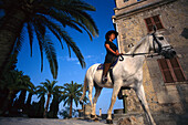 Ein Mann reitet auf einem weissen Pferd, Mallorca, Spanien
