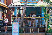 Menschen an einer Strandbar, Playa Cabarete, Dominikanische Republik, Karibik, Amerika