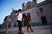 Ein Paar führt zwei Pferde, Mallorca, Spanien, Europa
