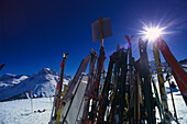 Abgestellte Skier am Mohnenfluh, Lech, Vorarlberg, Österreich