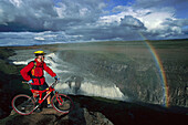 Mountainbiker, Regenbogen, Gullfoss Wasserfall Island
