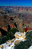 Frau betrachtet den Aussicht über dem Grand Canyon, Grand Canyon National Park, Arizona, USA