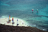 Katamarane am Strand der Mokulua Insel, Oahu, Hawaii, USA, Amerika