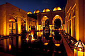 Beleuchteter Innenhof des Royal Mirage Hotel bei Nacht, Dubai, Vereinigte Arabische Emirate