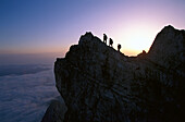 Gruppe Wanderer auf der Zugspitze, Alpen, Oberbayern, Deutschland