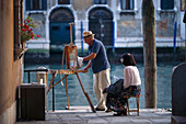 Maler und Frau am Canale Grande, Venedig, Veneto, Italien, Europa