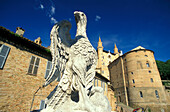Statue vor einem Schloss, Urbino, Marken, Italien, Europa