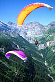Zwei Paraglider, Berner Oberland, Schweiz
