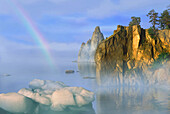 Baikalsee mit Eisberg und Regenbogen, Peschanaya Bucht, Sibirien, Russland
