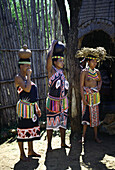 Zulu Frauen in traditioneller Tracht in einem Dorf, Shakaland, Kwazulu Natal, Südafrika, Afrika