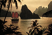 Dschunke in der Halong Bucht in der Abenddämmerung, Halong Bucht, Vietnam, Asien