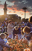 Menschen auf dem Markt bei Sonnenuntergang, Nicosia, Zypern, Europa