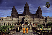 Mönche vor dem Tempel Angkor Wat unter Wolkenhimmel, Siem Raep, Kambodscha, Asien