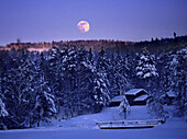 Mondaufgang über verschneitem Wald, Maihaugen, Lillehammer, Norwegen, Skandinavien, Europa