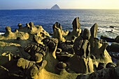 Felsformationen auf einer Insel im Sonnenlicht, Heping Island, Keelung, Taiwan, Asien