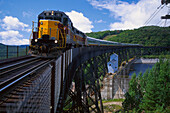 Zug auf der Eisenbahnbrücke, Montreal Fluss Überführung, Oberer See, Ontario, Kanada, Nordamerika, Amerika