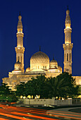 Beleuchtete Jumairah Moschee bei Nacht, Dubai, Vereinigte Arabische Emirate, Asien