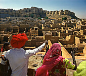 Familie am Aussichtspunkt, Jaisalmer, Rajasthan, Indien, Asien