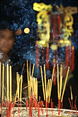 Räucherstäbchen in der Tran Quoc Pagode, Hanoi, Vietnam, Asien