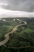 Luftaufnahme einer Landschaft mit Fluss nahe der Küste, Fidschi, Südsee