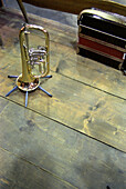 Eine Trompete und ein Akkordeon stehen auf einer hölzernen Bühne, Miesbach, Bayern, Deutschland