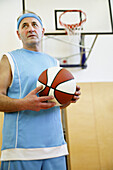 Älterer Mann beim Basketball