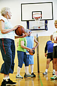 Ältere Menschen beim Basketball