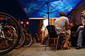 Menschen in einem Strassencafe bei Nacht, Stadtteil Connewitz, Leipzig, Sachsen, Deutschland, Europa