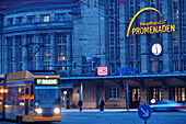 Straßenbahn vor dem Hauptbahnhof am Abend, Leipzig, Sachsen, Deutschland, Europa