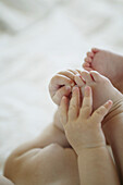 Baby spielt mit seinen Füssen