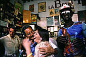 Flirt in Hemingway's bar, Bodeguita del Medio, Havana, Kuba