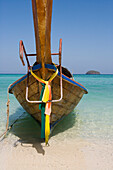 Langschwanzboot am Strand von Ko Lipe, Tarutao Marine National Park, Thailand