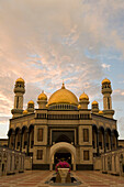Brunei Moschee bei Sonnenuntergang, Jame'Asr Hassan Bolkia Mosque, Bandar Seri Begawan, Brunei Darussalam, Asien
