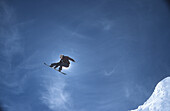 Snowboarder in mid air, Zugspitze, Garmisch-Partenkirchen, Deutschland