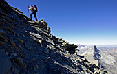 Junge Frau wandert zum Gipfel des Muttlers. Muttler, Samnaun, Engadin, Graubünden, Schweiz