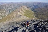 Junge Frau wandert zum Gipfel des Muttlers, Samnaun, Engadin, Graubünden, Schweiz