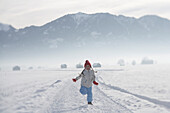 Mädchen 5-6 Jahre, rennt im Schnee