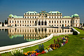 Blick über ein Wasserbecken der Parkanlage auf Schloss Belvedere, Wien, Österreich