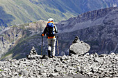 Eine Frau beim Abstieg über ein Geröllfeld, Piz Quattervals, Valetta, Schweizer Nationalpark, Engadin, Graubuenden, Graubünden, Schweiz, Alpen