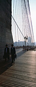 Orthodoxe Juden auf der Brooklyn Bridge, New York, USA