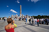 Touristengruppe am Monolith Plateau, Granit- Skulpturen im Vigeland Park, Frogner Park, Oslo, Norwegen