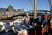 Fischmarkt, traditional fish market takes place every Sunday morning, market, building in the backround is Fischauktionshalle, St. Pauli, Hamburg