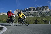 Mountainbikers, Passo Pordoi, Dolomites, Italy, Europe