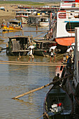 Irrawaddy river boats, Irrawaddy river scene, Arbeiten am Ufer der Ayeyarwady Fluss, Beladen eines Schiffes, Leben am Fluss, Loading a boat